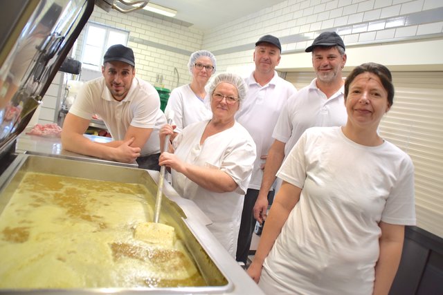 Michael Skerlan (2. v. re.) mit seinem Küchen-Team: Jeden Tag bringen sie 850 Portionen auf die Teller.
