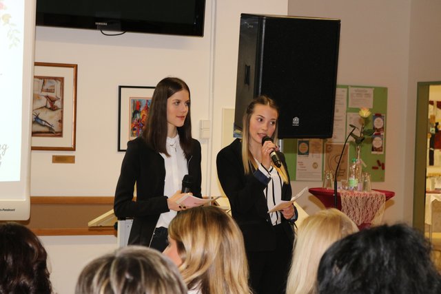 Schülerinnen des 3. HAK-Jahrgangs präsentierten die 49 Teilnehmerinnen von "Starke Frauen in der Lipizzanerheimat". | Foto: Lederer