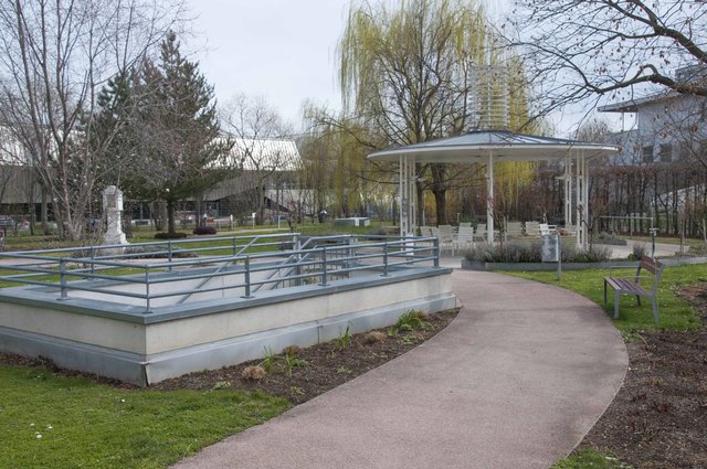 Die großzügige Gartenanlage steht den Bewohnern des Hauses Tokiostraße zur Verfügung.
