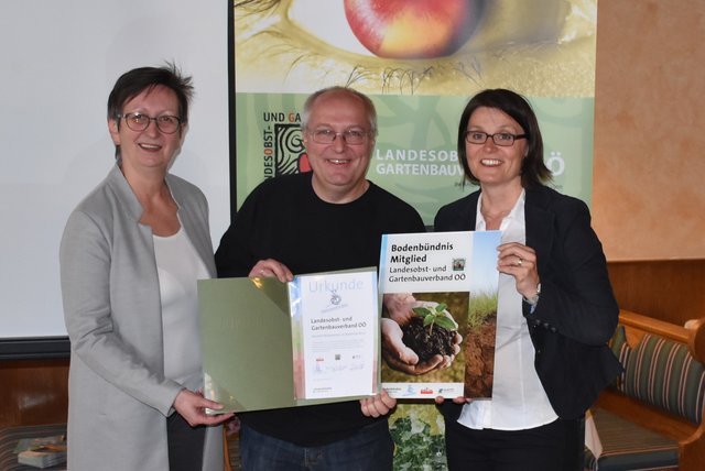 Landtagsabgeordnete Ulrike Schwarz, Präsident Roland Feichtinger und Gerlinde Larndorfer vom Klimabündnis.  | Foto: Foto: LOGV