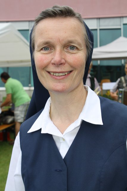 Schwester Roswitha Bauer von den Barmherzigen Schwestern lädt zum Hymnos Akathistos in die Klosterkirche Dult.