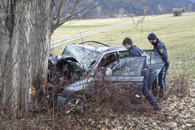 Eine Frau (57) prallte mit ihrem Auto auf der L11 zwischen Flaurling und Oberhofen gegen einen Baum und war sofort tot.