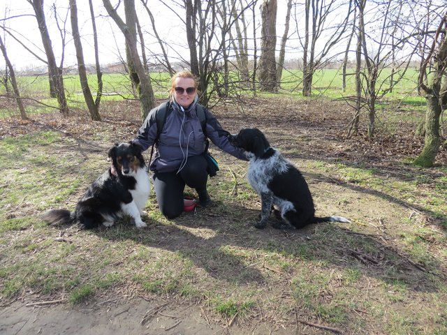 Iwena Blazek mit ihren Hunden Happy und Kombi trainiert und übt regelmäßig mit ihren Hunden beim Teich.
