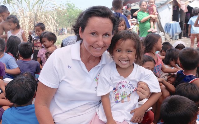 Ilse Schreiner-Kalleitner organisiert Essensverteilungen für die Kinder, die auf den Müllbergen Manilas leben. | Foto: Guardian Hand Project