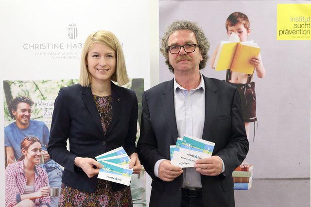 Landeshauptmann-Stv. Christine Haberlander und Christoph Lagemann, Leiter des Institut Suchtprävention.