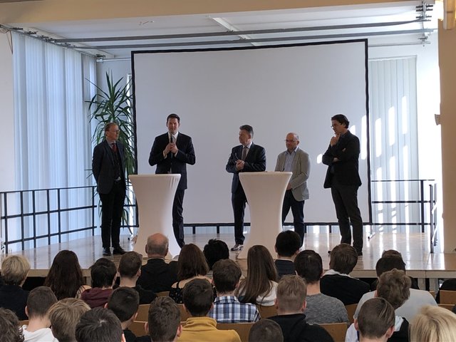 Betraten die Bühne: Eugen Freund, Lukas Mandl, Direktor Karl Lenz, Anton Gangl und Anton Edler (v.l.).  | Foto: WOCHE