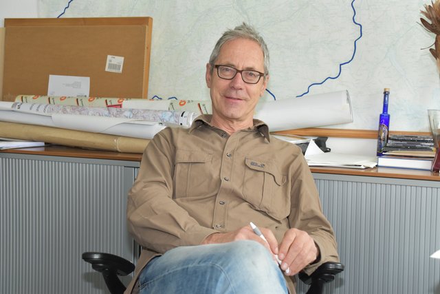 Noch kein bisschen amtsmüde ist der 62-jährige Helmut Gassebner aus Navis. Er leitet die BFI Steinach seit 1992. "Mein Job gefällt mir noch immer total gut."  | Foto: Kainz