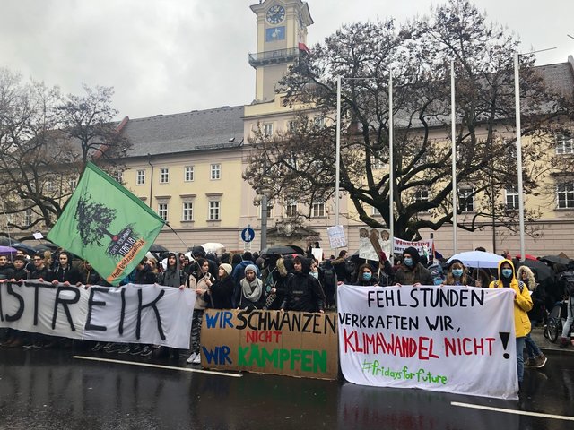 Landeshautpmann Thomas Stelzer werden die Forderungen der Schüler persönlich überbracht. | Foto: BRS