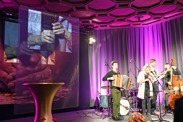 Die Musiker Quetschwork Family stimmten die Gäste der Schallaburg auf das heurige Ausstellungsthema | Foto: Schallaburg