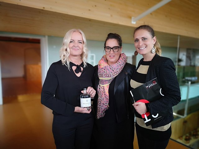 V.l. Susanne Baumann-Cox (The Good Gin), Andrea Ruschka (Verein zur Förd. kreativer Ausdrucksweisen), Christina Dow (publ!c) | Foto: Lisa Hannes