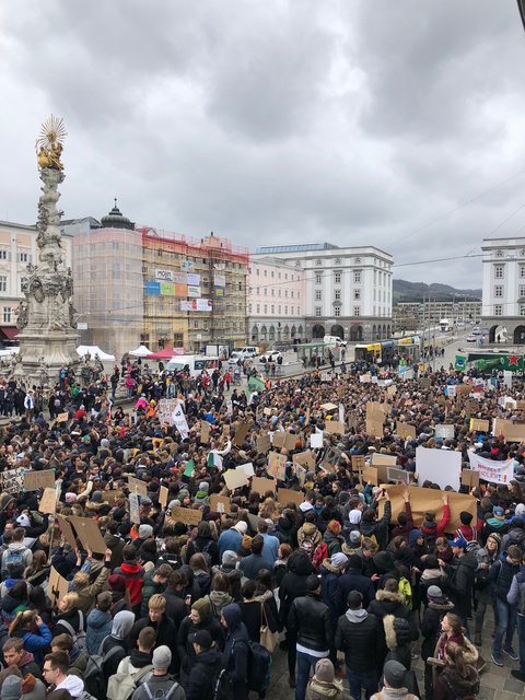 Mehr als 2.000 oberösterreichische Schüler versammelten sich beim "Fridays for Future" am Linzer Hauptplatz. | Foto: BRS