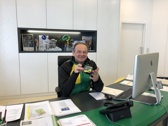 Georg Bliem, Geschäftsführer der Planai-Bahnen, hält die neue Zehner-Gondel in den Händen.