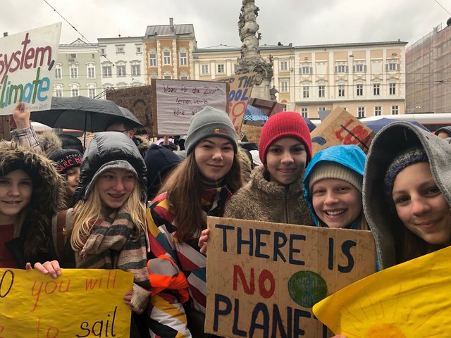 Ina Berschl (Mitte) organisiert seit 25. Jänner den freitäglichen Streik in Linz. | Foto: BRS
