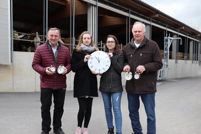 Fünf vor 12: Bürgermeister Franz Hochegger, Nina Andree, Julia Herr und Landwirt Wolfgang Luger. | Foto: Kunde
