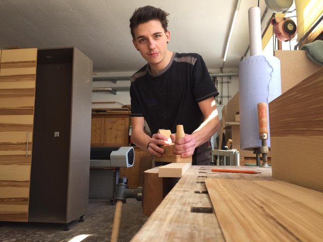 Der 19-jährige Luca Hauser hat seinen Traumberuf gefunden, und arbeitet bei der Tischlerei Spitzer in Stanzach. | Foto: privat