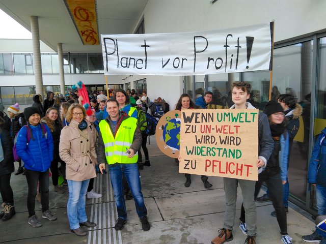 "Unser Planet Erde muss vor der Profitgier stehen", fordern Schüler und Lehrer der AHS Korneuburg. | Foto: BG/BRG Korneuburg