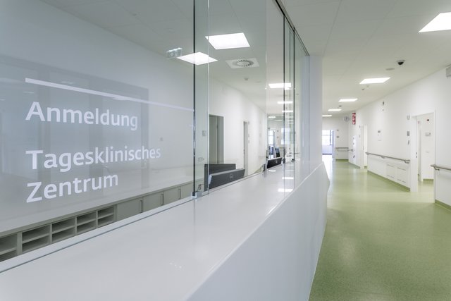 Im Tagesklinischen Zentrum (TKZ) am Klinikum Wels-Grieskirchen erfolgen planbare Eingriffe mit geringem Risiko in einem Tag. | Foto: Klinikum Wels-Grieskirchen/Nik Fleischmann