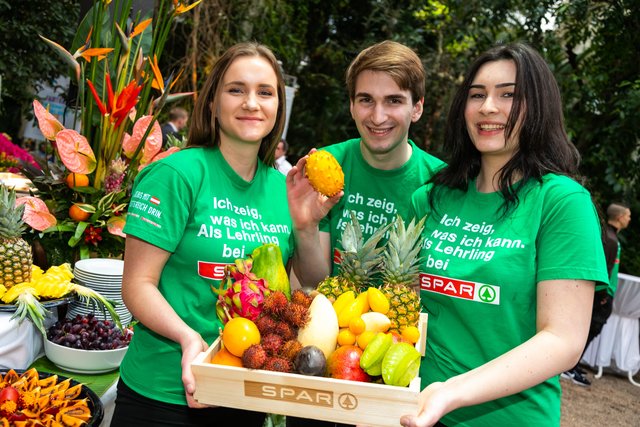 Die Lehrlinge der SPAR-Akademie Wien, Vanessa Rolla, Matthias Vlk und Vahdeta Kalic, freuen sich auf zahlreiche Besucher im Palmenhaus Schönbrunn. | Foto: SPAR/Krug