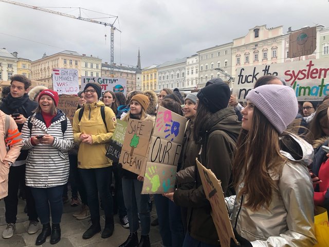 Friedlich und fröhlich protestieren die Schüler bei "Fridays for Future". | Foto: BRS