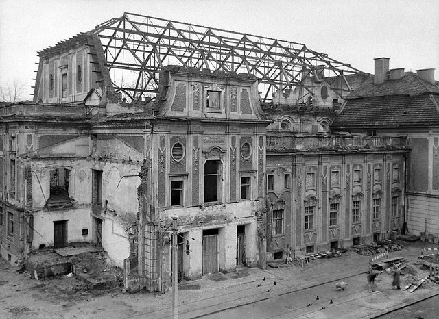 1954 wurde das schwer getroffene Gebäude abgerissen. | Foto: Archiv der Stadt Linz
