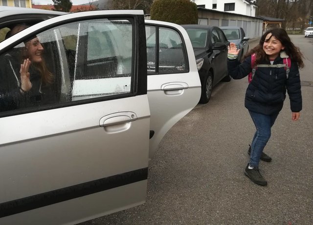 "Tschüss, Mama!"- Immer mehr Kinder werden mit dem Auto in die Schule gebracht. Für viele keine wünschenswerte Entwicklung.