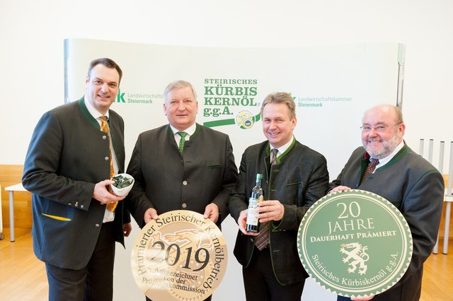 Andreas Cretnik mit Franz Labugger (beide Steirisches Kürbiskernöl g.g.A), LK-Präsident Franz Titschenbacher und Paul Kiendler (WK). | Foto: LK/Kristoferitsch