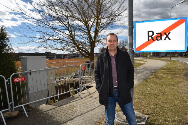 Die Grabungsarbeiten für den Breitband-Ausbau in den Gemeinden Jennersdorf und St. Martin an der Raab sind voll im Gange, berichtet Markus Halb von A1. | Foto: Martin Wurglits