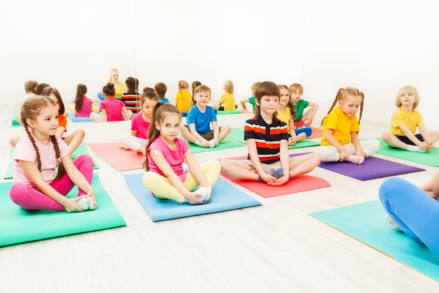 In der Gruppe macht Kinderyoga besonders Spaß. | Foto: Sergey Novikov/Shutterstock.com