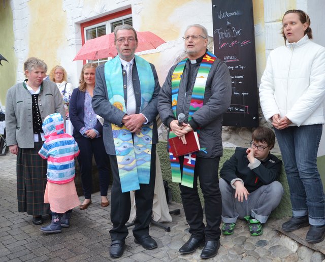 Gemeinsam mit den Pfarrern Robert Eberhardt und Ernst Windbichler wurde das Vaterunser gesungen