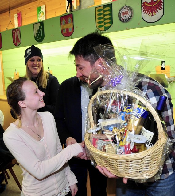 Simone Franz aus Völs setzte den besten Tiefschuss – Vizebgm. Thomas Oberdanner gratulierte. | Foto: Hassl