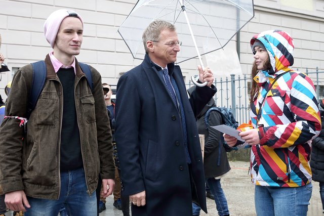 LandeshauptmannThomas Stelzer nimmt den Forderungskatalog der Schüler Bernhard Schwab (HTL für Lebensmitteltechnologie), Ida Berschl (Borg Schärding) und Helena Ornetsmüller (Borg Schärding) entgegen. | Foto: Land OÖ/Daniel Kauder