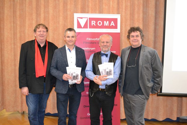 Horst Horvath von der Roma VHS Burgenland, Bürgermeister Thomas Böhm, Autor Wolfgang Freitag und Vorsitzender der Roma VHS Burgenland Andreas Lehner.
