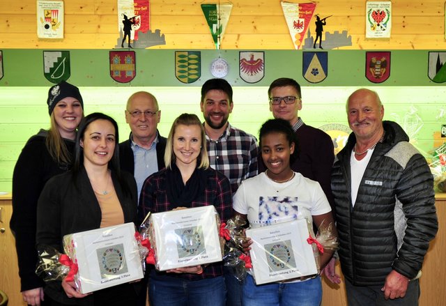 Das Siegerbild: Michaela Driendl, flankiert von Melat Eberhöfer (re.) und Marlies Mayer
Hinten: Bat.-Markendenterin Marina Kranebitter, Bat.-Kdt- Toni Pertl, Vizebgm. Thomas Oberdanner, Bat.-Kdt-Stv. Christian Holzknecht und Hptm. Helmut Brandner | Foto: Hassl