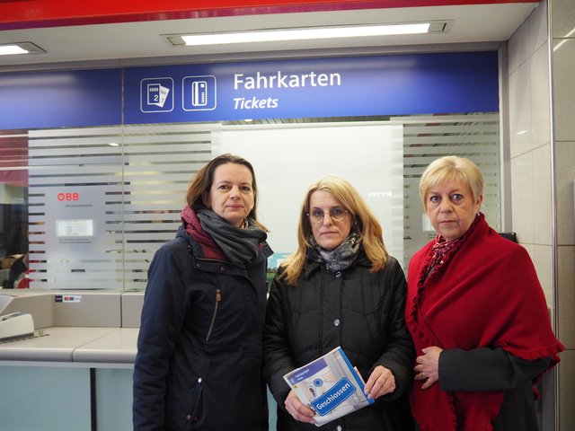 Landtagsabgeordnete Kerstin Suchan-Mayr, Landesrätin Ulrike Königsberger-Ludwig und Bürgermeisterin Ursula Puchebner setzen sich für den Erhalt von Personenkassen am Bahnhof ein.