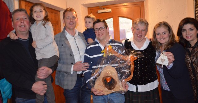 Werner Brunner mit Engelbert und Jacikelly (re.), Kiara und Felix Luiz Hosner, Peter Pirker, Monika Wegscheider und Elisabeth Mayer