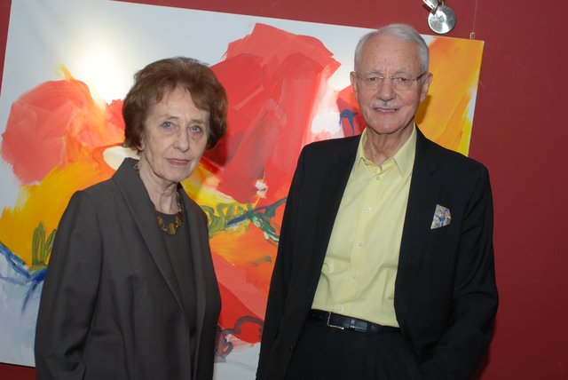 Agnes und Karlheinz Essl vor dem Bild "zuwendung" von Christiane Wratschko.