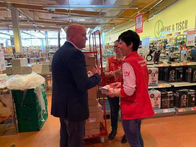 AK-NÖ Präsident Markus Wieser besuchte Mitarbeiter bei Interspar in Hollabrunn.