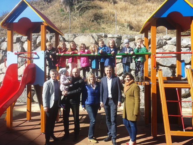 Ein eigener Spielplatz: Kindergartenkinder mit Vize-Bgm. Franz Fartek, Vize-Bgm. Hans Rudolf Rath, Kindergartenleiterin Aloisia Janisch, Bgm. Johann Winkelmaier und GR Ute Schmied | Foto: Foto: Woche