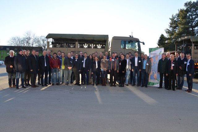 Eine besonders große Freundesrunde fand sich auf Einladung von Kasernenkommandant Oberst Edwin Pekovsek im Fliegerhorst Hinterstoisser ein. Dort konnten die Gäste einen Einblick in die Tätigkeitsbereiche der Soldaten in der Kaserne gewinnen. Fotos: Pfister