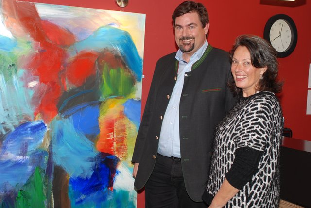 Bürgermeister Stefan Steinbichler und Kulturstadträtin Ingrid Schlögl vor einem Bild von Christiane Wratschko.