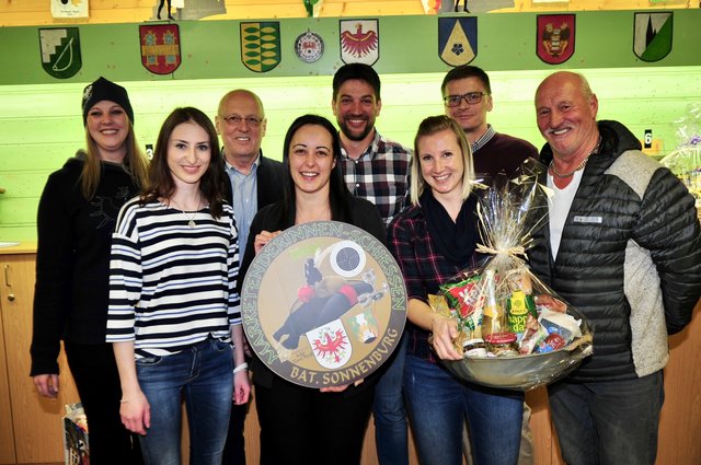Die Wanderscheibe konnten die Sistranser Titelverteidigerinnen wieder mit nach Hause nehmen. | Foto: Hassl