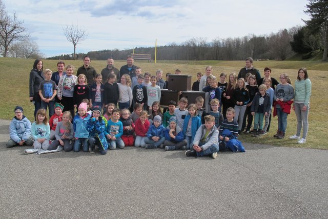 Die Volksschulkinder und der Naturverein Raab hoffen, dass sich dank der von ihnen gebastelten Brutkästen bald wieder Widehopf-Brutpaare in St. Martin ansiedeln werden. | Foto: Volksschule St. Martin/Raab