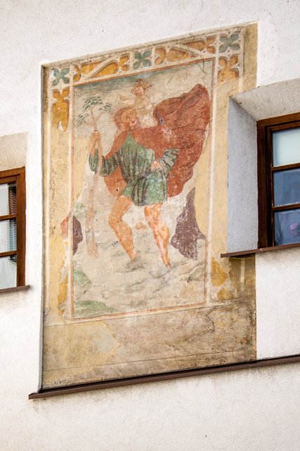 Bild 41: Das Wandgemälde stellt den Hl. Christopherus dar. Er ist der Schutzpatron der Reisenden welche am Weg zum Arlberg hier Unterkunft suchten.  | Foto: © Copyright Ing. Günter Kramarcsik