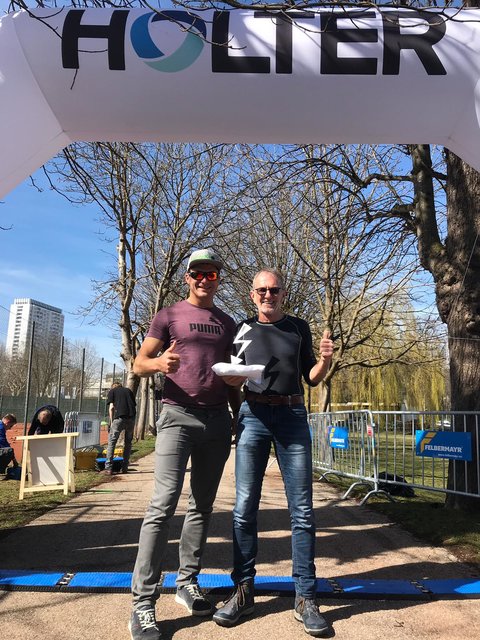 Ein stolzer Helmut Willnauer mit seinem Trainingspartner Marcus Rathmayr beim Zielbogen des Power Runs/Halbmarathons in Wels (Sieg für die gesunde Gemeinde Hartkirchen)