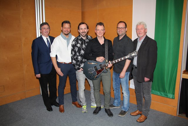 „Mini &amp; Claus“ mit Bgm. Günter Müller, Vzbgm. Walter Berghofer, SV-Obmann Mario Zugschwert und Karl-Heinz Ferstl. | Foto: Alfred Mayer