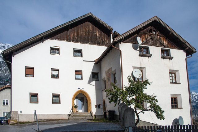 Bild 40: Haus Nr. 18 (rechter Zubau) ist in seiner ursprünglichen Form erhalten geblieben. Viel früher war dieses Objekt kein Wohnhaus, sondern ein Gasthof. Die Konzession des Gasthofs „Stern“ war jedoch längst erloschen und in der Folge wurde es von mehreren Eigentümern als Wohnhaus genutzt. An die frühere Funktion als Gasthof erinnert das Bild 41.  | Foto: © Copyright Ing. Günter Kramarcsik