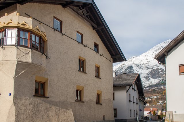 Im Bild 37 ist die linke Häuserzeile in Richtung Norden bis zum Eckhaus am Dorfplatz zu sehen. Die Häuser Nr. 29, 31 + 33 waren ursprünglich zusammengebaut. Damals führte das Marthhaus den Hausnamen „Willishaus“. Nach dem Brand am 13. Oktober 1947 wurde das Marthhaus in seiner ursprünglichen Form, jedoch mit nach Westen versetzten Wirtschaftsgebäude und von den Nachbarn getrennt wieder hergestellt. In dem frei gewordenen Raum nach Norden wurde das hier sichtbare „Brunellihaus“ (HNr. 31) errichtet. | Foto: © Copyright Ing. Günter Kramarcsik