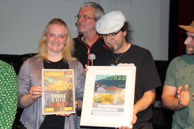 Zwei Kulturpreise auf einem Bild: Mathias Schauer (r.) mit der aktuellen Auszeichnung, GR Simone Plangger mit der Auszeichnung von 2003.