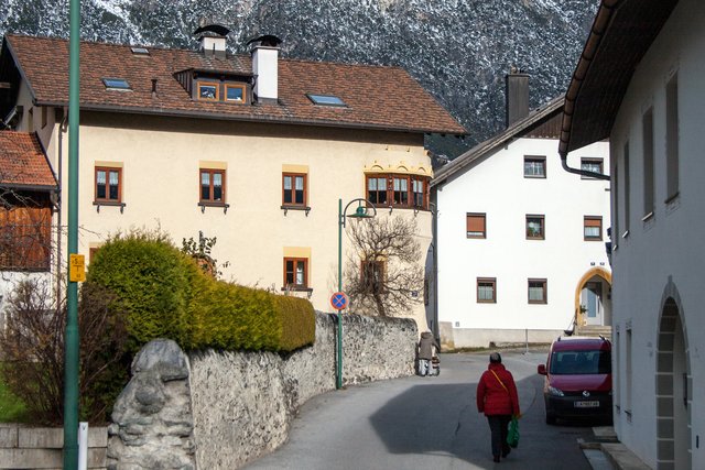 Bild 38: rechts ist ein Teil vom Landhaus Zangerl und in Richtung Norden ein Teil von einem Doppelhaus (HNr. 20) zu sehen. Links ist das Marthhaus mit einer noch verbliebenen historischen Einfriedungsmauer.  | Foto: © Copyright Ing. Günter Kramarcsik