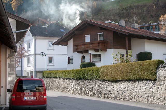 Bild 45: Ansicht der historischen Einfriedungen in Richtung Gerburg (nach Süden) welche sich auch beim Zugang zum Eingang des Marthhauses (siehe Bild 39) fortsetzt. Hier sind zwei Objekte (HNr. 27 + HNr. 25) zu sehen, welche jüngeren Datums sind, sich aber trotzdem gut in das historische Straßenbild einfügen. | Foto:  © Copyright Ing. Günter Kramarcsik